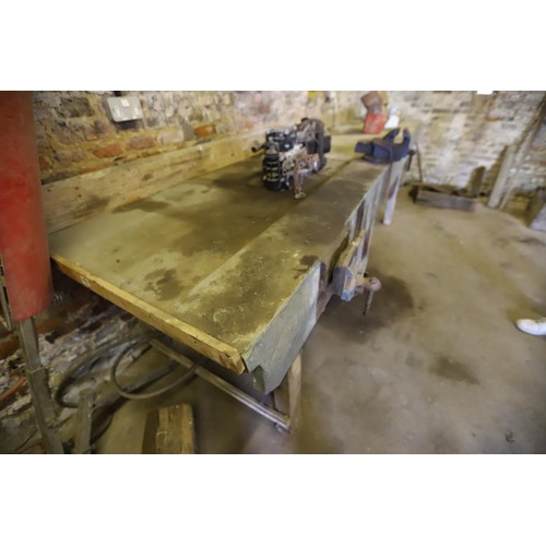 95 - A large workshop bench with metal surface and 2 x vices 424 cm long x 100cm wide x 95cm high