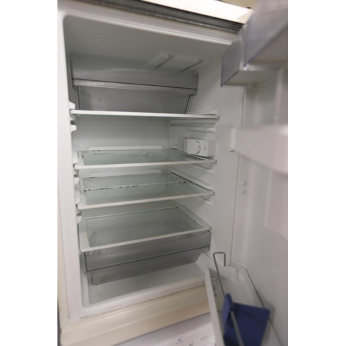 101 - Bosch fridge - warranted until 12 noon Tuesday following the above sale