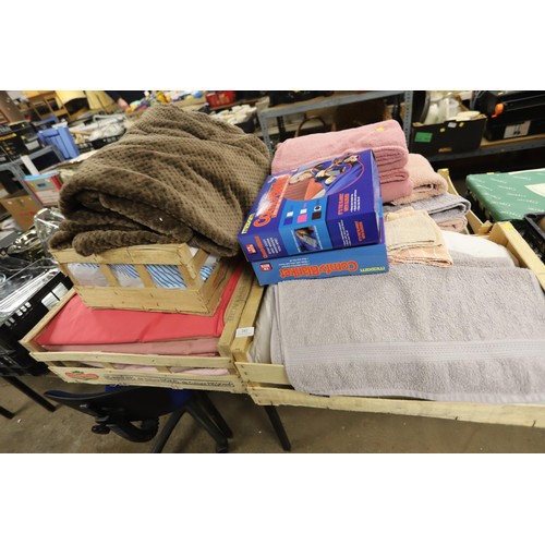 282 - 5 boxes of bed linen, throws & towels