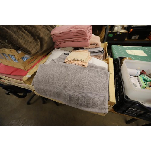 282 - 5 boxes of bed linen, throws & towels