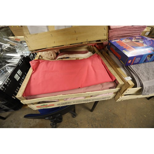 282 - 5 boxes of bed linen, throws & towels