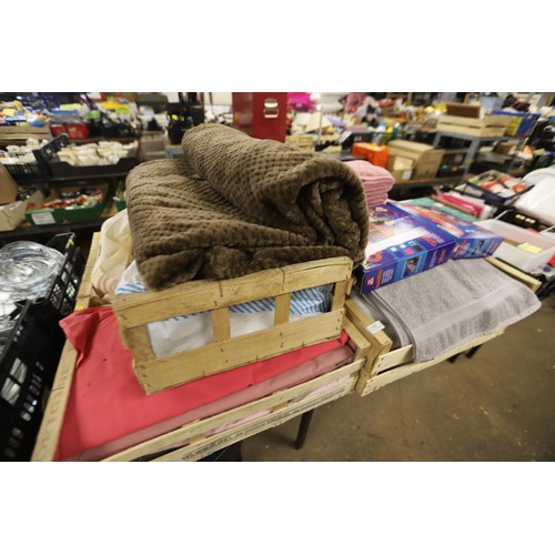 282 - 5 boxes of bed linen, throws & towels