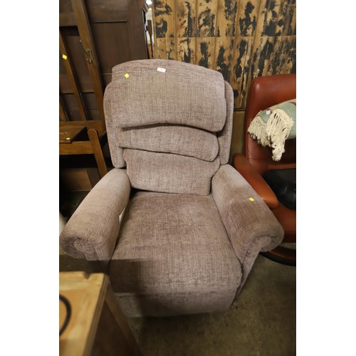 767 - Electric reclining chair - warranted until 12 noon Tuesday following the above sale