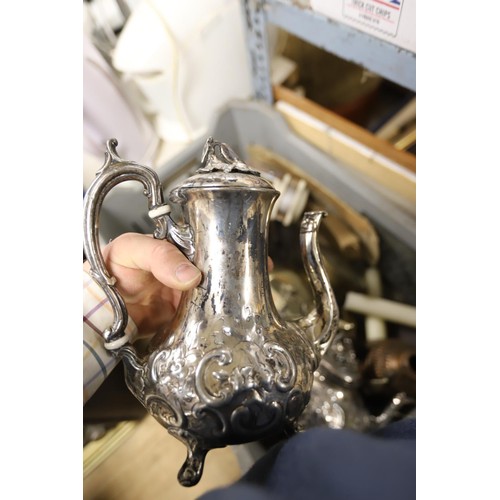 314 - Tray of collectables & silver plate