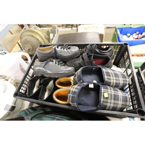 325 - Box of men’s shoes, boots & slippers various styles - 10 pairs & various bags