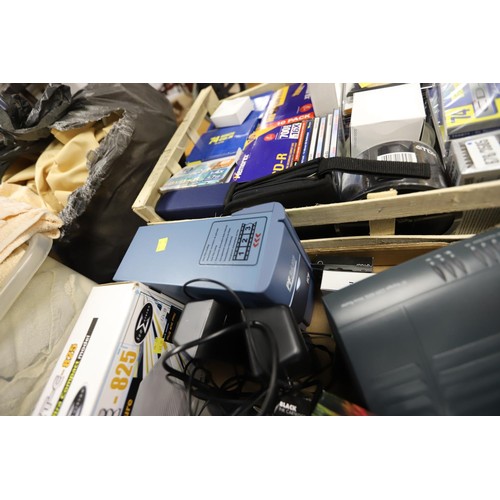 334 - WXT-E 825 USB 2.0 hard drive, film scanner, DVD player & qty of CD-R, etc - warranted until 12 noon ... 