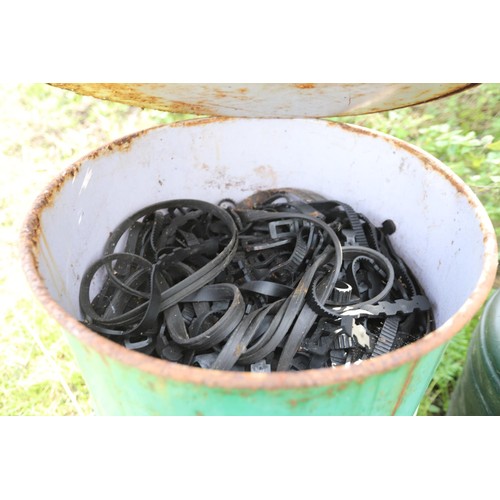 179 - 40 gallon drum & plastic bin of various rubber tree ties