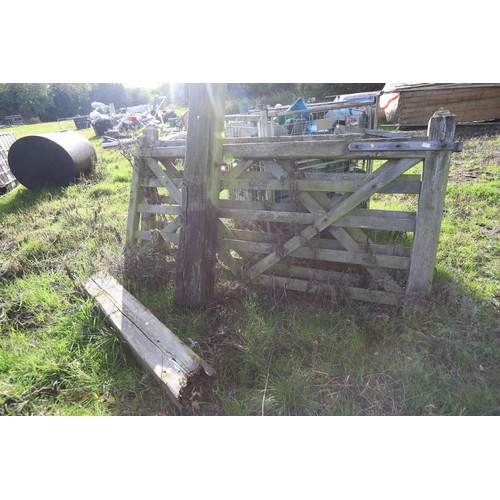 187 - Pair of wooden five bar gates & 2 wooden posts with furniture a/f