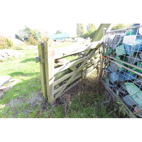 187 - Pair of wooden five bar gates & 2 wooden posts with furniture a/f