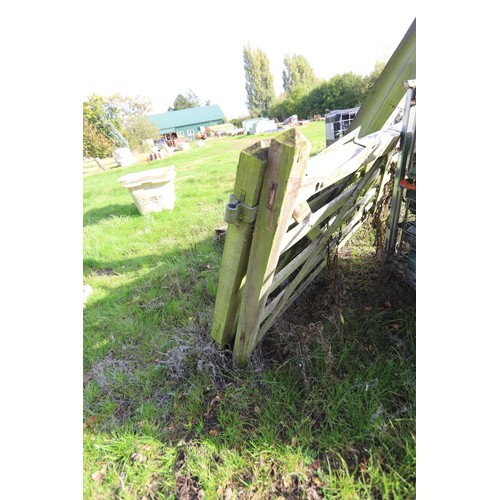 187 - Pair of wooden five bar gates & 2 wooden posts with furniture a/f