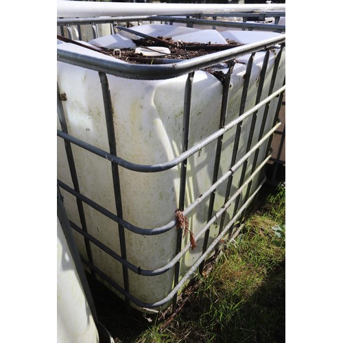 194 - 2 x 1000 ltr tanks