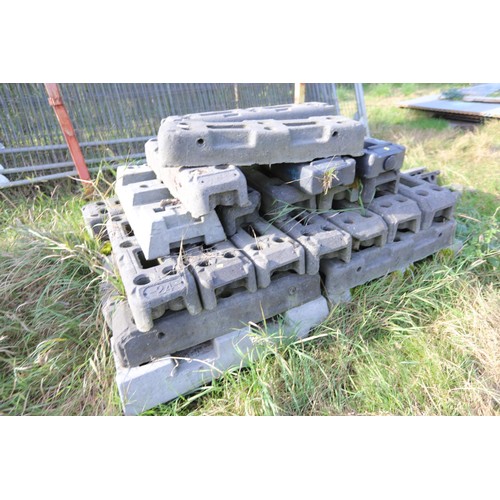 200 - Pallet containing large qty of rubber Harris rail foot stands