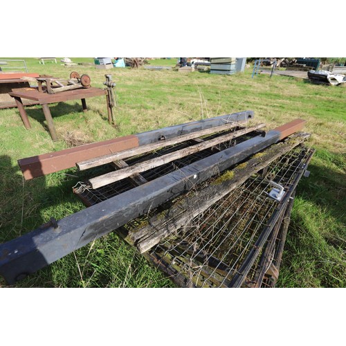 212 - 4 wire mesh gate panels & 2 posts