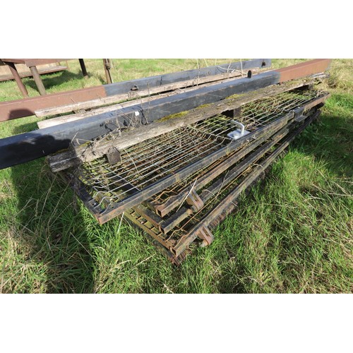 212 - 4 wire mesh gate panels & 2 posts