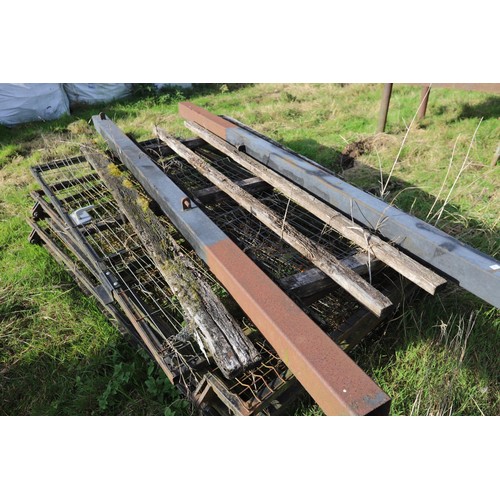 212 - 4 wire mesh gate panels & 2 posts