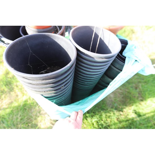 241 - Large qty of various plastic pots large & small