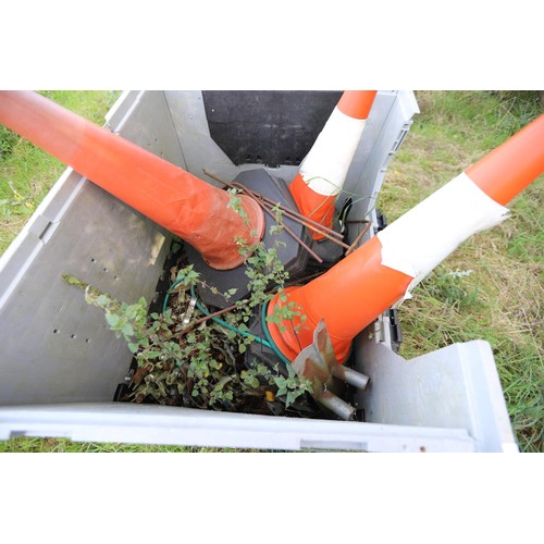 260 - Plastic crate, incl various traffic cones