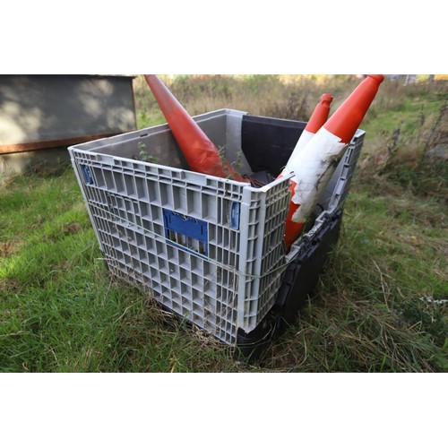 260 - Plastic crate, incl various traffic cones