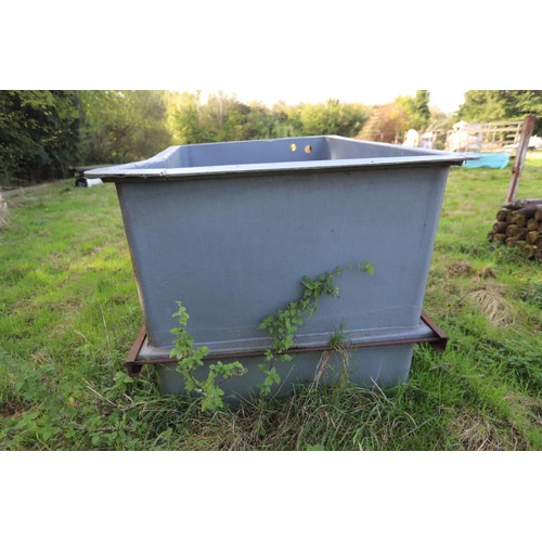 261 - Large plastic water tank, incl 2 baths