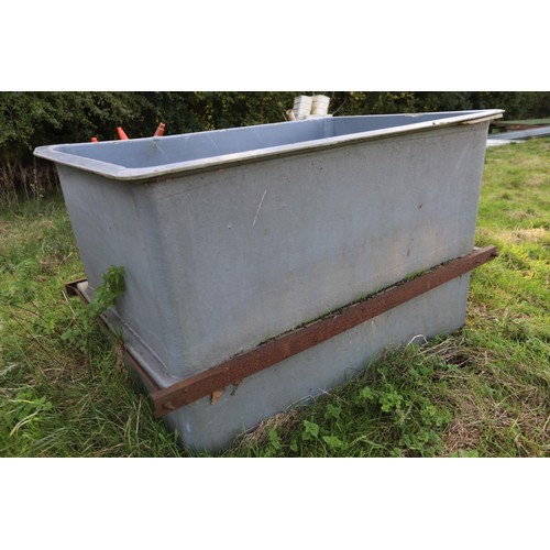 261 - Large plastic water tank, incl 2 baths