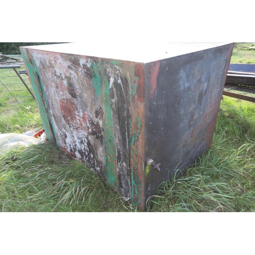 284 - Metal 600 gallon oil tank