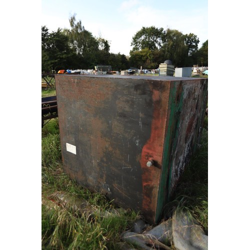 284 - Metal 600 gallon oil tank