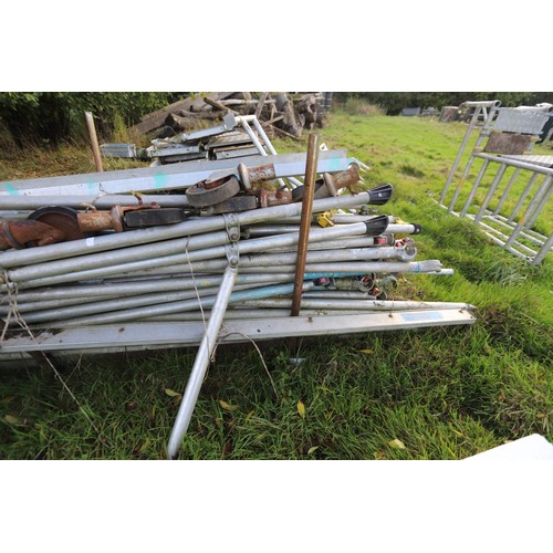 292 - Qty of aluminium scaffold tower legs