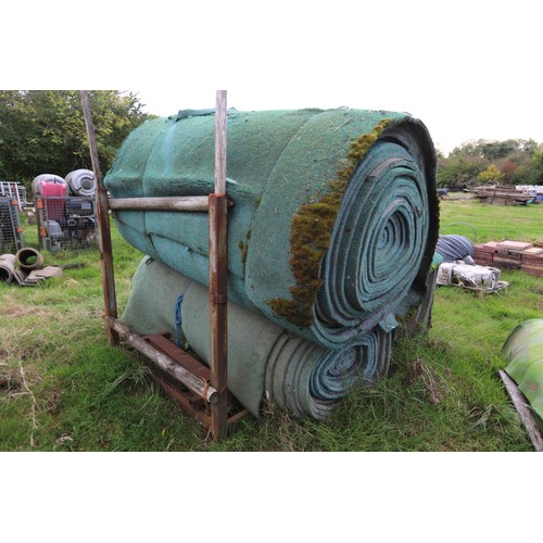 324 - Large rolls of artificial grass/matting