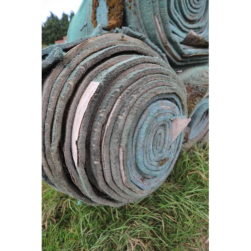 324 - Large rolls of artificial grass/matting