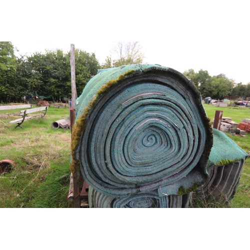 324 - Large rolls of artificial grass/matting