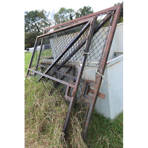 329 - 2 x metal gates