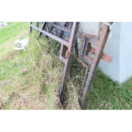 329 - 2 x metal gates