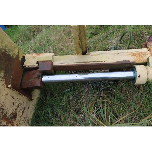 335 - Tractor mounted upright hydraulic log splitter