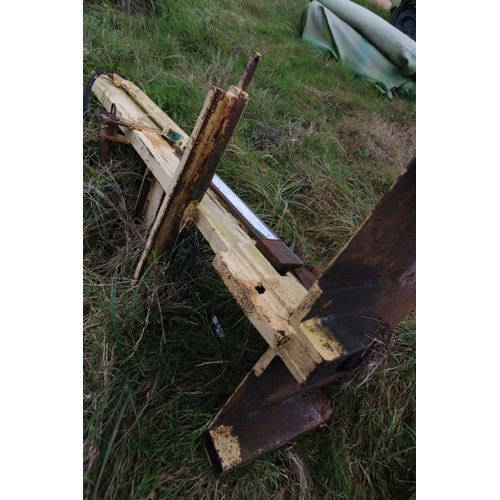 335 - Tractor mounted upright hydraulic log splitter