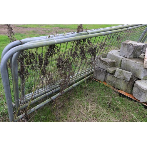 338 - 5 x short Harris fence rails