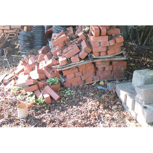 352 - Large qty of curved bricks