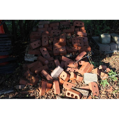 352 - Large qty of curved bricks