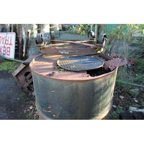 357 - Large barrels, incl qty of tar