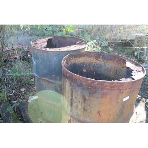 357 - Large barrels, incl qty of tar