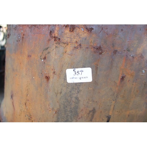 357 - Large barrels, incl qty of tar