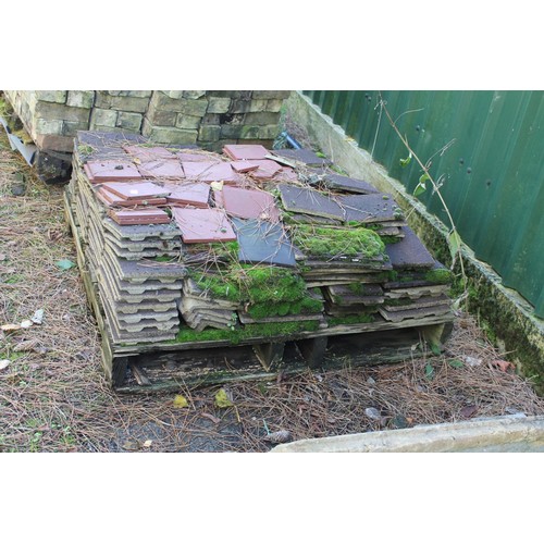 372 - Pallet, incl qty of tiles