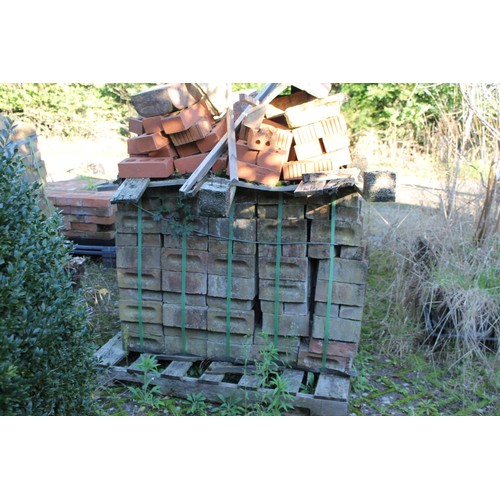 376 - 2 x pallets of bricks