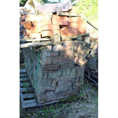 376 - 2 x pallets of bricks