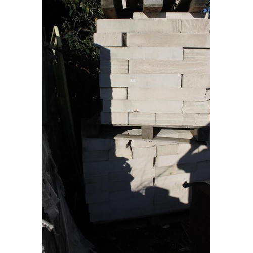 385 - 2 x pallet of breezeblocks