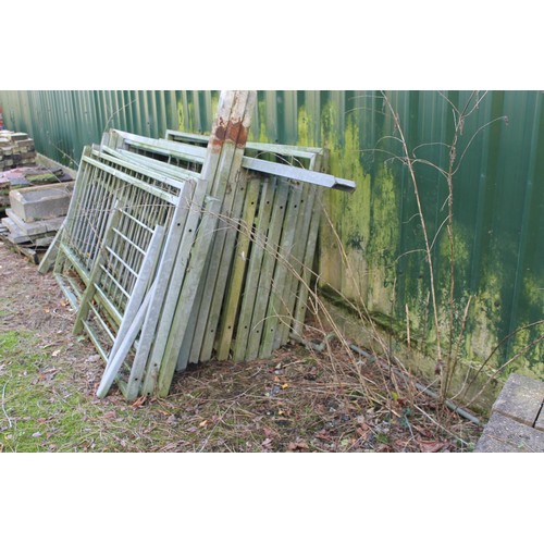 403 - 14 galvanised fence rails, each panel approx. 6 foot long