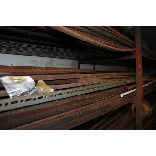 409 - Shelf, incl qty of steel bars etc