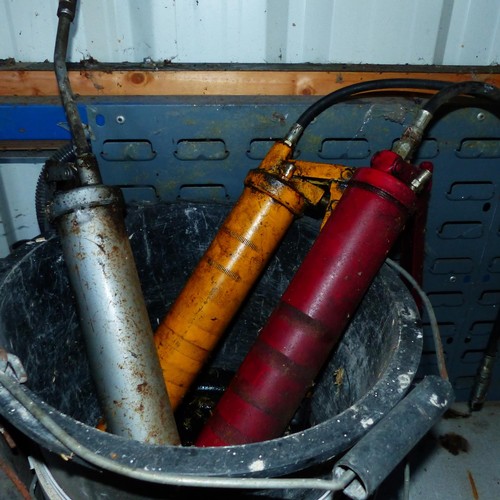 426 - 2 buckets, incl 3 grease guns