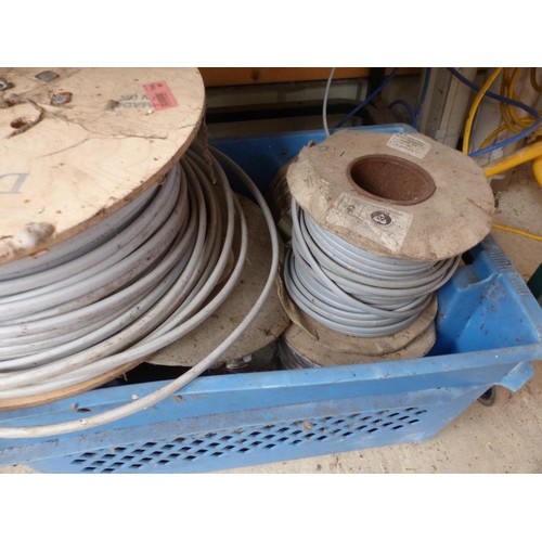 503 - Box & bag, incl various cable wire etc