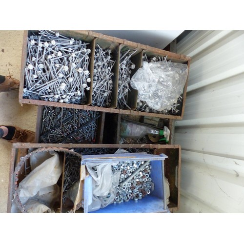 511 - 10 metal trays, incl various screws, nuts etc