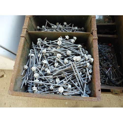 511 - 10 metal trays, incl various screws, nuts etc